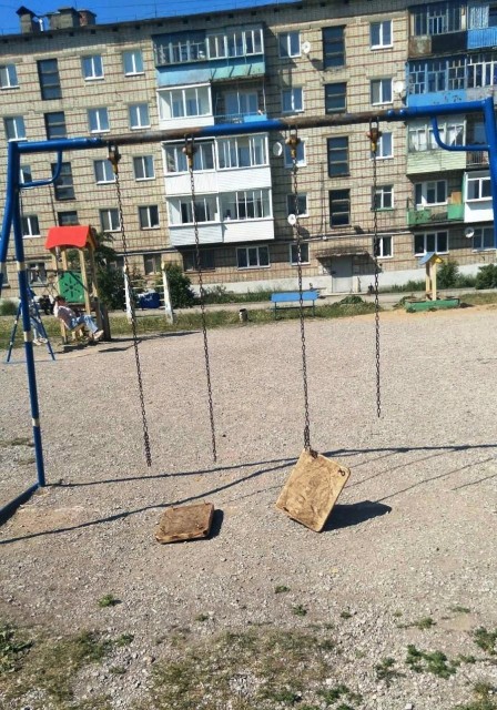 ​Судебные приставы вынудили чиновников привести в порядок детскую площадку в Александровске