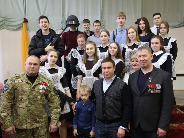 Герой России Сергей Яшкин организовал для школьников Александровского района «урок мужества»