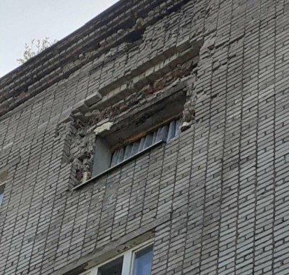 В Березниках выпало окно из жилого дома