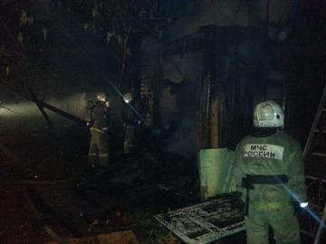 Сегодня ночью в п. Лытвенский сгорел дом