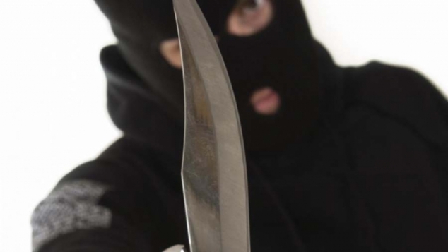 В Яйве разбойник в маске напал на пенсионера в его квартире