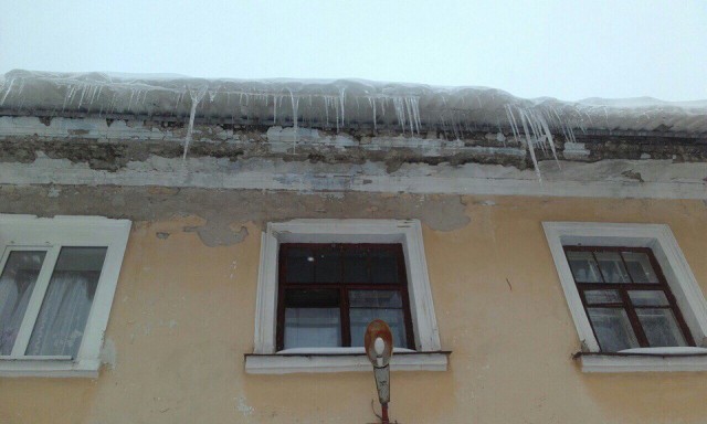 ​Сход скопившейся на крыше снежной и ледяной массы очень опасен