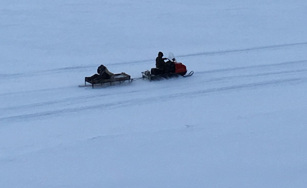 Жители Яйвы спасли трех рыбаков, чья лодка вмерзла в лед посреди реки