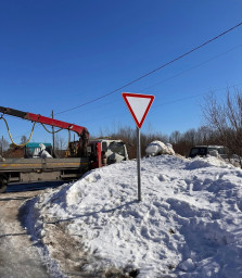В Александровске начали устанавливать новые дорожные знаки