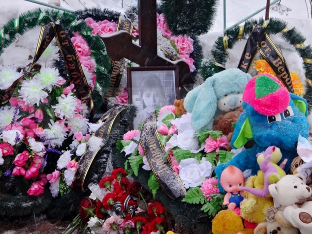 В Яйве похоронили 9-летнюю девочку, убитую отчимом