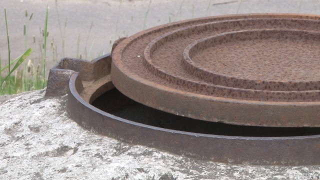 Житель Яйвы признан виновным в скупке краденых крышек канализационных люков