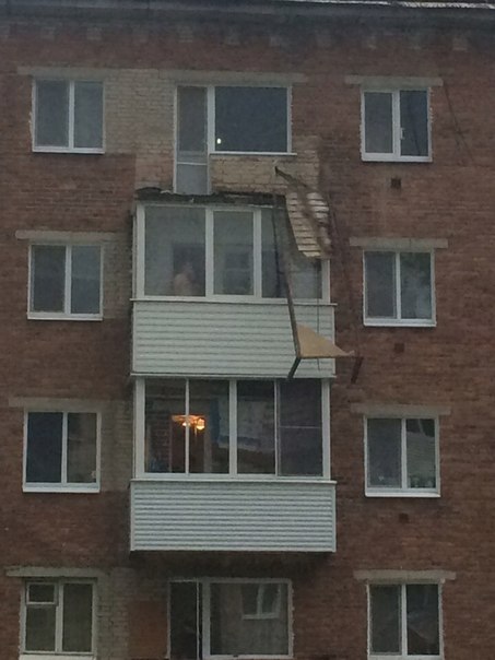 В Яйве ураганный ветер снёс перила балкона