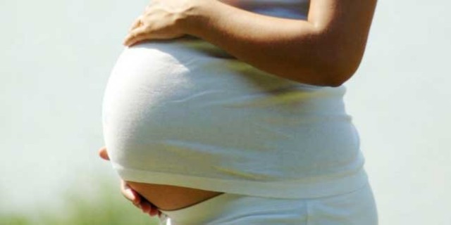 Работодателей могут обязать оплачивать уволенным беременным сотрудницам листок нетрудоспособности