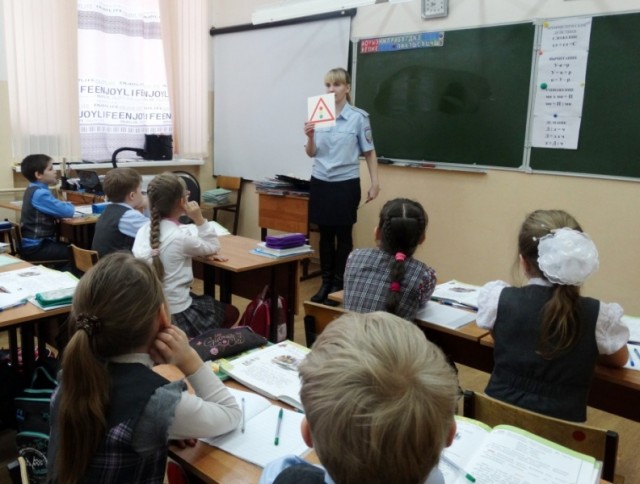 Автоинспекторы Александровска перед каникулами напомнили школьникам о безопасном поведении