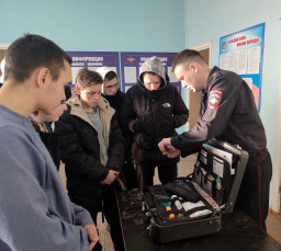 Полицейские Александровска встретились с учащимися техникума