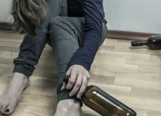 В Александровске женщина избила знакомого бутылкой за изнасилование