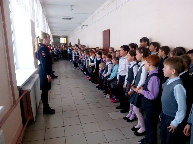 ​Госавтоинспекторы Александровска напомнили школьникам о ПДД перед каникулами