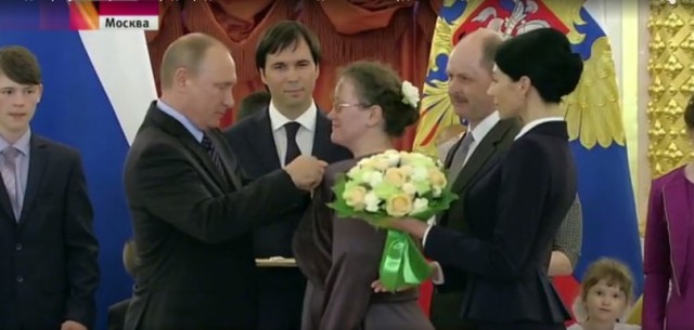 Президент России лично наградил многодетную семью Богомоловых из Александровска
