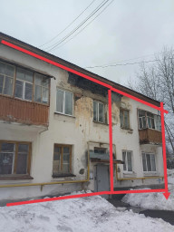 Стена отходит от двухэтажного дома в посёлке Яйва