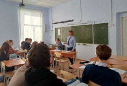 Полицейские проводят профориентационные беседы со школьниками