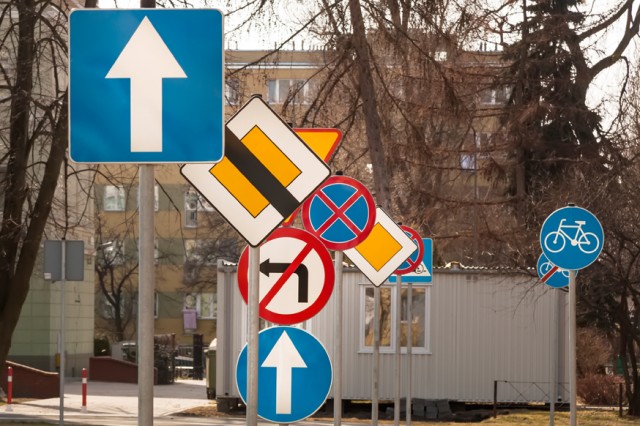 В России изменят размер дорожных знаков