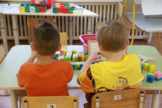 При отсутствии мест в детских садах предлагается назначать компенсацию