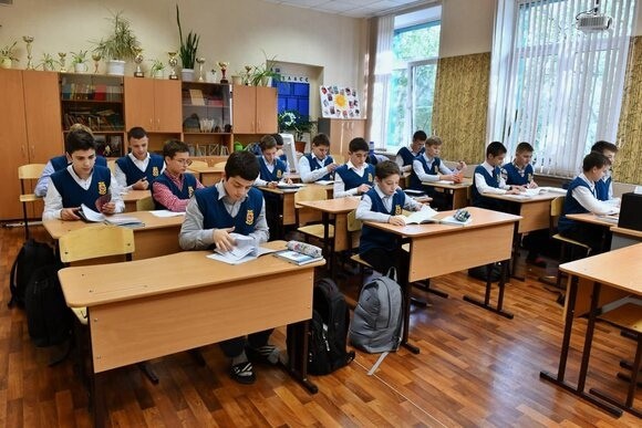В России стартовали выплаты единовременного пособия на школьников