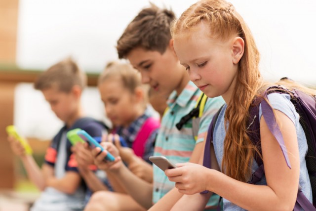 Больше половины школ в Прикамье запретили смартфоны ученикам