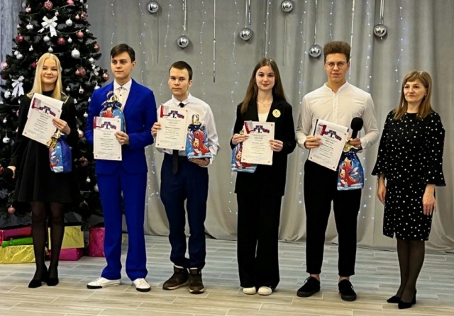 В Александровске наградили лучших по итогам года школьников