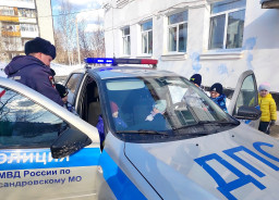 Госавтоинспекторы познакомили дошкольников с патрульным автомобилем