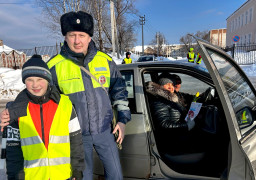 Поздравление участниц дорожного движения с 8 Марта