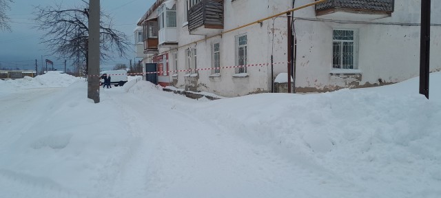 В посёлке Яйва снег с крыши травмировал пенсионера