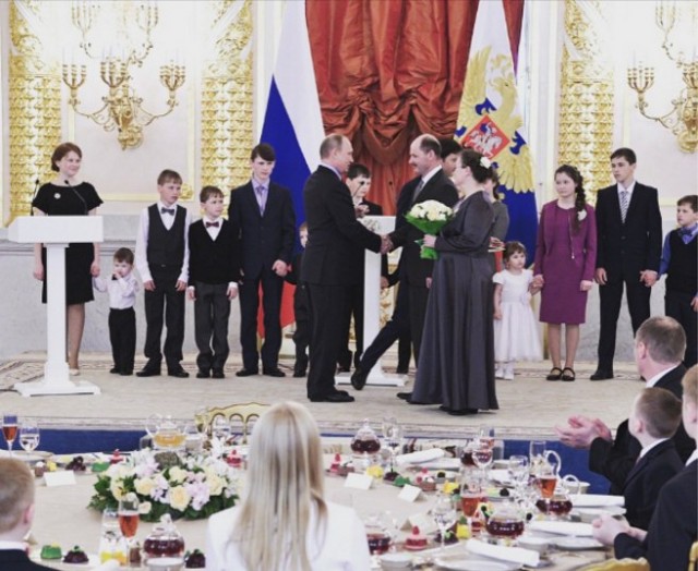 ​Президент России александровской семье в которой 14 детей: «Все ваши?»