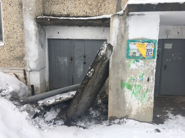В многоэтажном доме Александровска рухнул подъездный козырёк