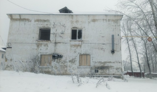 В Александровске вынесено решение об ограничении доступа в потенциально опасное заброшенное здание