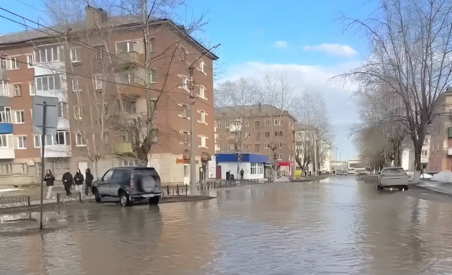 Под воду ушла одна из улиц в посёлке Яйва