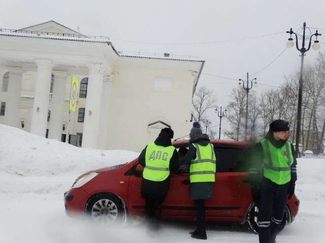 Отряд ЮИД района поздравил женщин-водителей и пешеходов с Международным женским днем