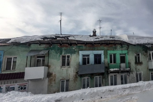 Следователи начали проверку по факту обрушения крыши жилого дома в Александровске
