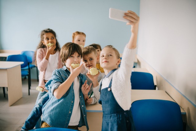 В России детям могут запретить приносить телефоны в школу