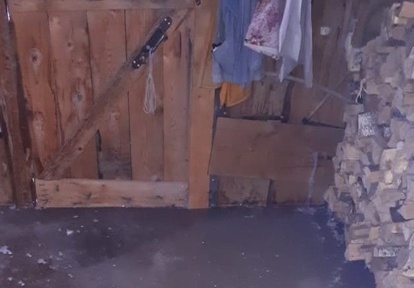 Во Всеволодо-Вильве дом пенсионерки сковало льдом из-за выхода реки из берегов