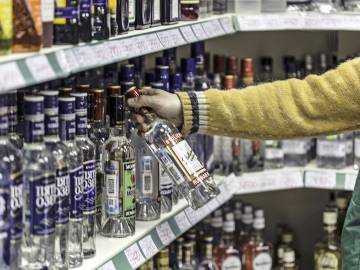 В России сократят минимальное расстояние между алкомаркетами и социальными объектами
