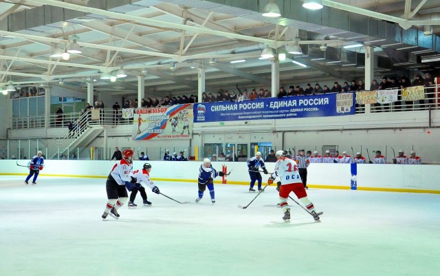 Александровские хоккеисты на своём поле разгромили "Буровик" из Осы