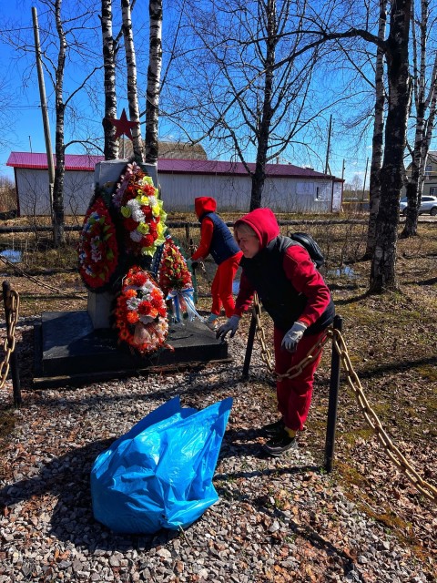 Молодёжь Яйвы провела уборку возле памятников
