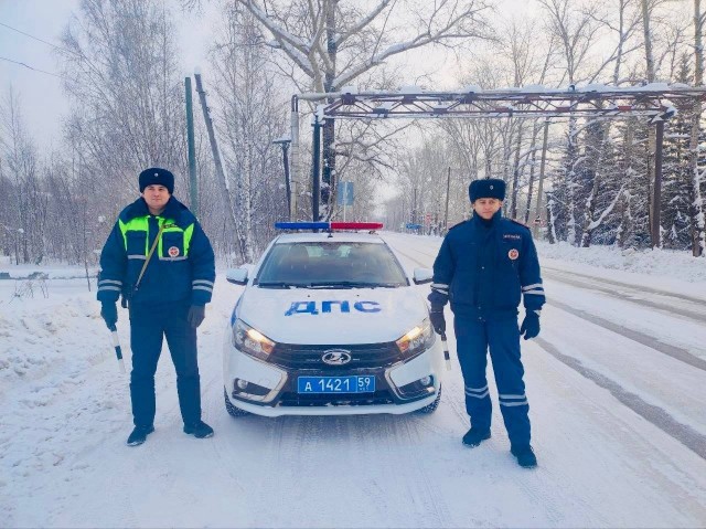 В Александровске сотрудники полиции оказали помощь замерзающему на трассе водителю