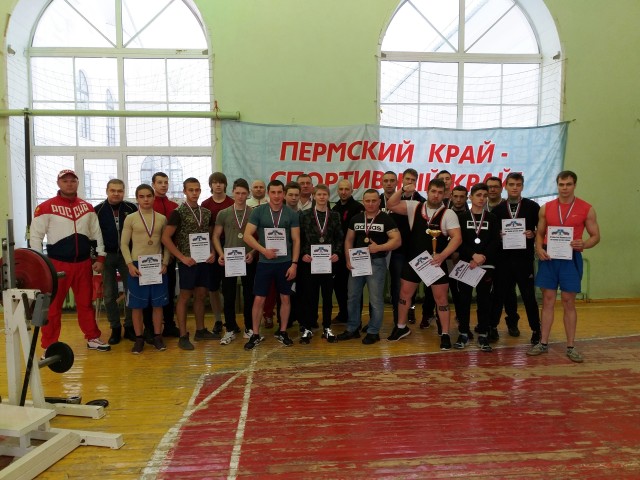В Александровске состоялись соревнования Открытого Первенства города по жиму штанги лёжа
