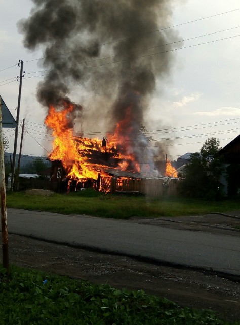 В Александровске сгорел деревянный дом с баней