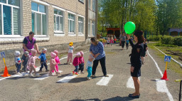Полицейские проводят занятия по безопасному поведению на дороге в детских садах